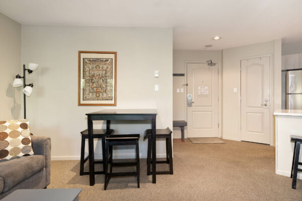 Quiet village 1 bedroom-walk to lifts! (TP254) - Image 9