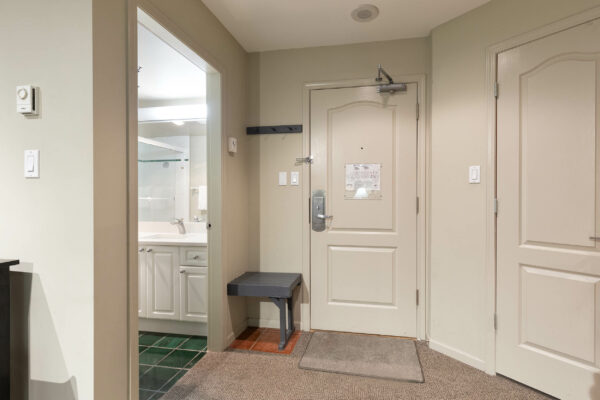Quiet village 1 bedroom-walk to lifts! (TP254) - Image 10