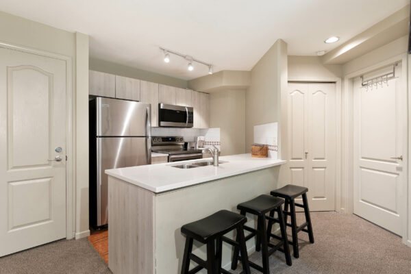 Quiet village 1 bedroom-walk to lifts! (TP254) - Image 11